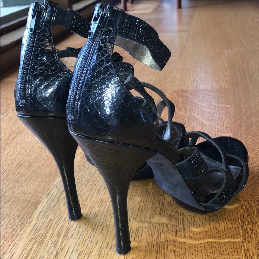 Strapy Black Pump - image 2